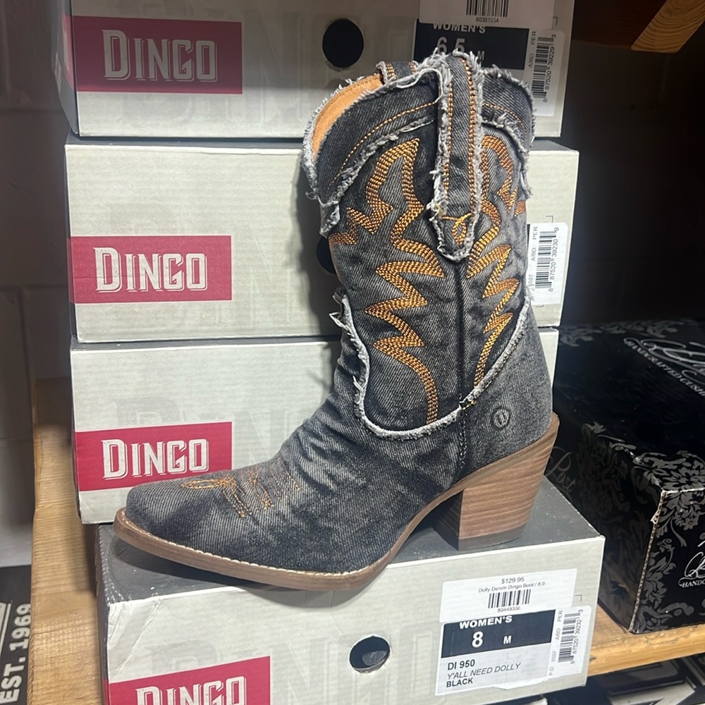 Yall need dolly black boots
